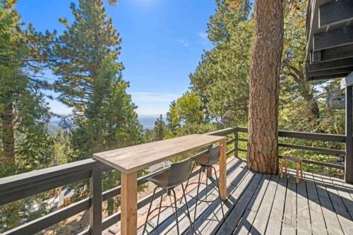 Updated Mountain Cabin Retreat with 180 views off Deck and Balcony in Running Springs, USA