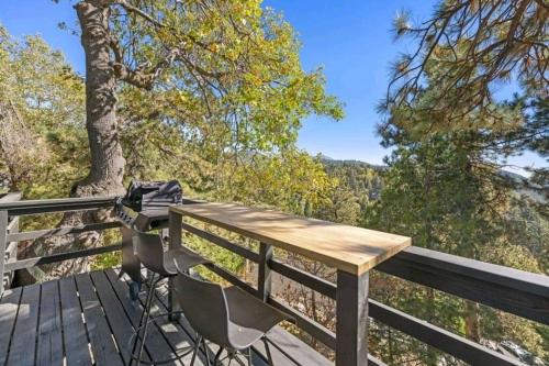 Updated Mountain Cabin Retreat with 180 views off Deck and Balcony
