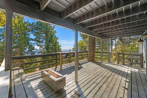 Updated Mountain Cabin Retreat with 180 views off Deck and Balcony