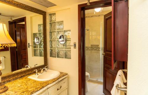 Magnifica Villa Palmeras luxurious 4 Br 6 Bds 4 Ba private pool lagoon front super fast Wifi, Cancún (photo 10)