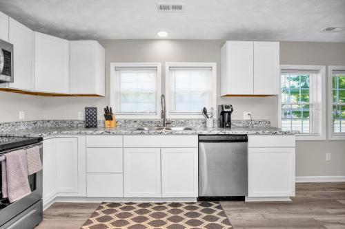 Brick Beauty Fayetteville 3 bedroom Mins from Downtown in Fayetteville, USA