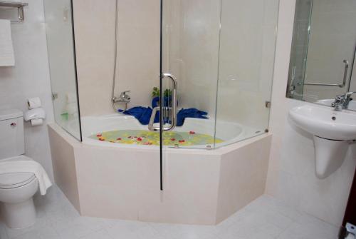 room detail thumbnail 2