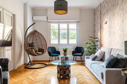 New Huge 5BDR/2bath Apt(+netflix)/1min toAcropolis, Atény