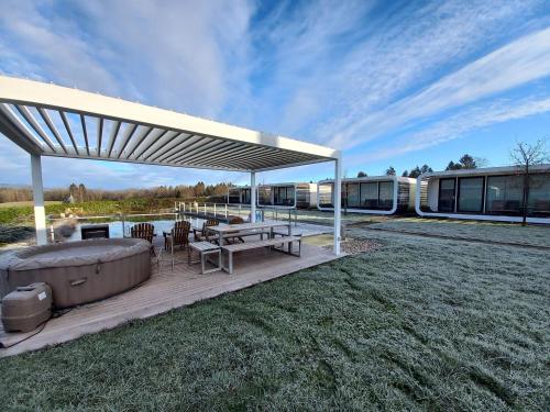 Udsigt, Glamping Maleric with Natural Pool in Dragatus