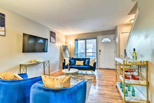 Charming Detroit Condo 1 Mi to The RiverWalk! in Detroit, USA