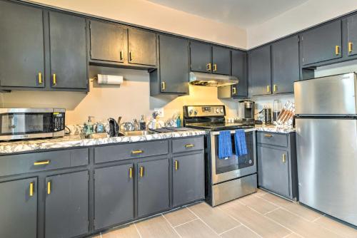 Charming Detroit Condo 1 Mi to The RiverWalk! in Detroit, USA