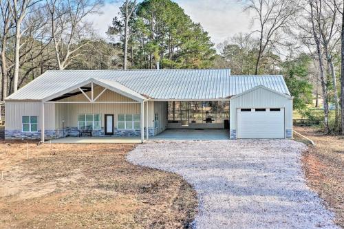 Home with Screened Porch - Near Toledo Bend Lake! in Hemphill, USA
