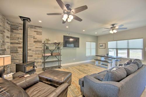 Home with Screened Porch - Near Toledo Bend Lake! in Hemphill, USA