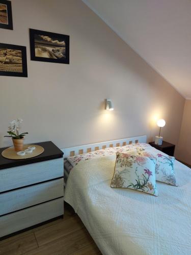 1 double bed, 1 twin bed