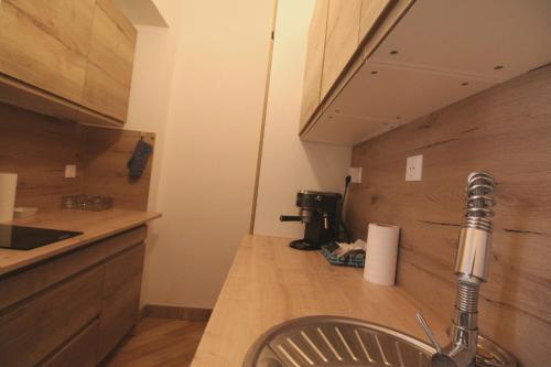 Kitchen, Super Flat, Garden. Bnbrickeys in Monaco