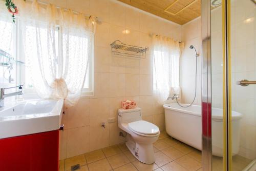 Quadruple Room with Balcony image 4