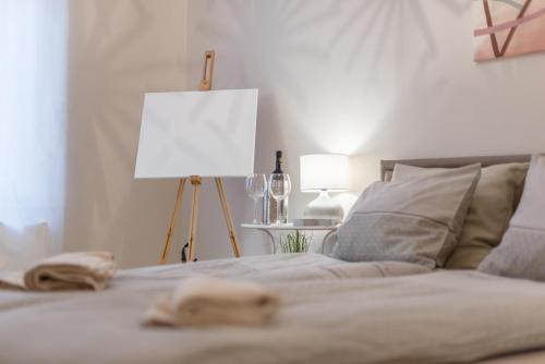 Downtown Heart Suite with 2 baths AC and Free Parking, Budapest