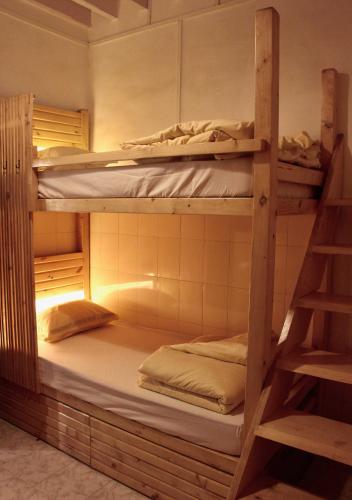 1 bunk bed