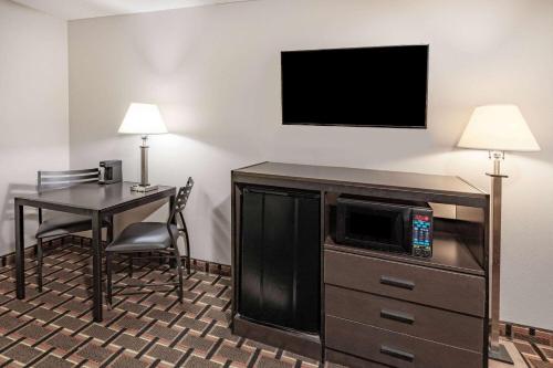 Scottish Inn and Suites League City - image 12