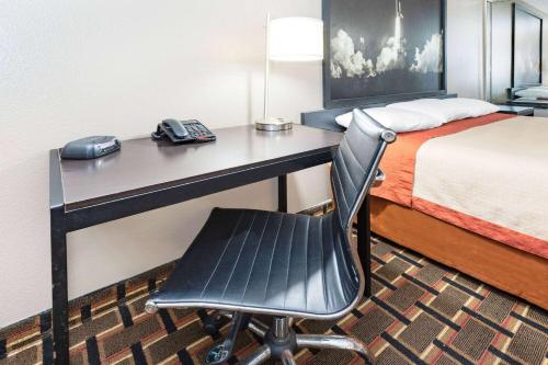 Scottish Inn and Suites League City - image 8