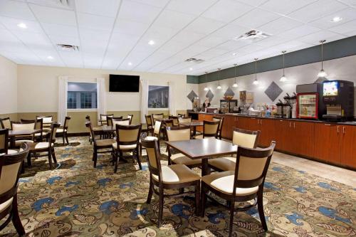 La Quinta Inn & Suites by Wyndham Stonington-Mystic Area - image 6