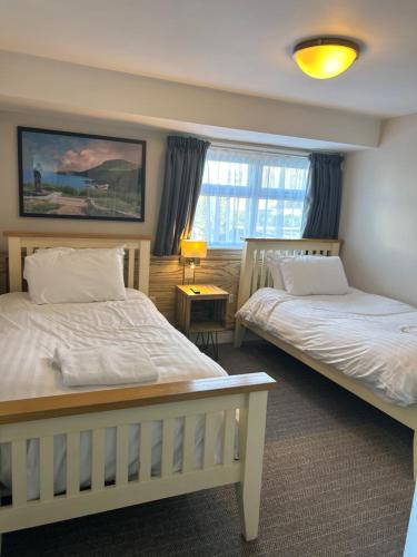 1 queen bed, 2 sofa beds