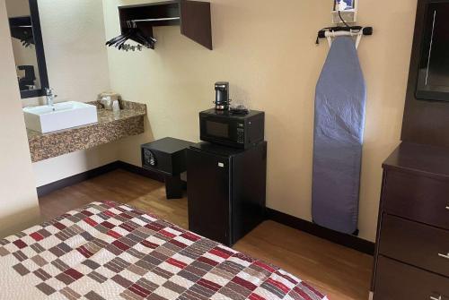 Travelodge by Wyndham Holland-Toledo in Holland, USA