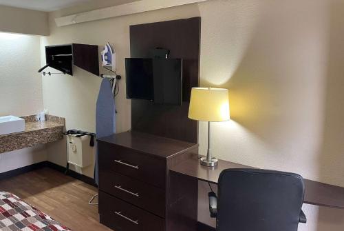 Travelodge by Wyndham Holland-Toledo in Holland, USA