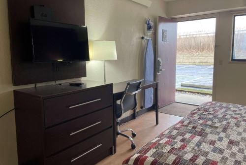 Travelodge by Wyndham Holland-Toledo in Holland, USA