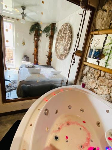 Pokoje ONLY LOVE z jacuzzi dla dwojga - Mragowo