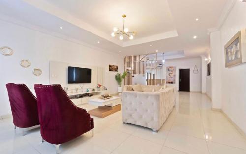 4 SEASONS (2BEDS /SWIMMING POOL/LEKKI PHASE1)