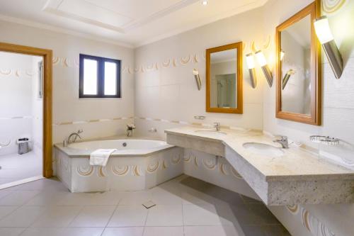 FAM Living - Palm Jumeirah - Beach Villas with Private Pool - image 2