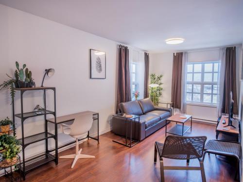 Three-Bedroom Apartment with Marina View