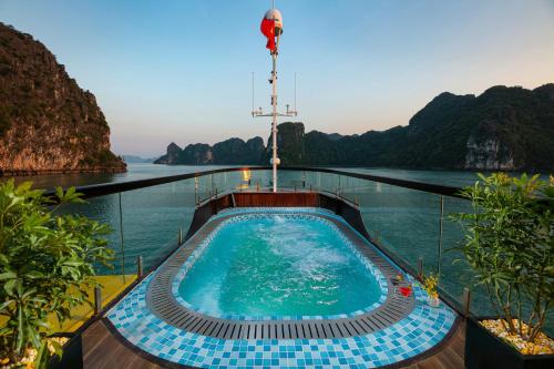 Nostalgia Halong Cruise - 전망