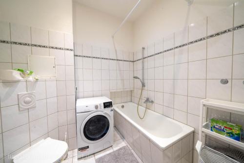 浴室, Apt Nikola 3 Zimmer Balkon 72qm Waschtrockner TV Vollausstattung zentral in 菲爾斯滕瓦爾德