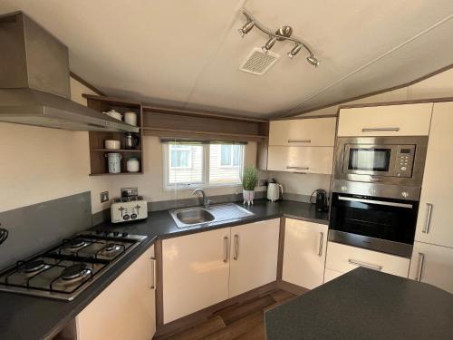 Fulmar 16, Scratby - California Cliffs, Parkdean, sleeps 6, pet friendly - 2 minutes from the beach!