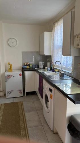 Kitchen, Luton Town House Near AIRPORT in Luton Airport