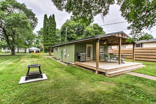 Lake Pepin Cottage with Patio - Walk to the Marina!