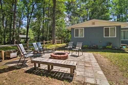 Higgins Lake Getaway with Fire Pit, Walk to Beach!