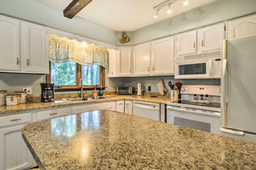 Higgins Lake Getaway with Fire Pit, Walk to Beach!