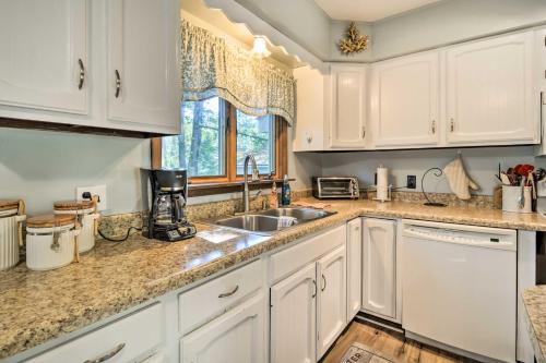 Higgins Lake Getaway with Fire Pit, Walk to Beach!