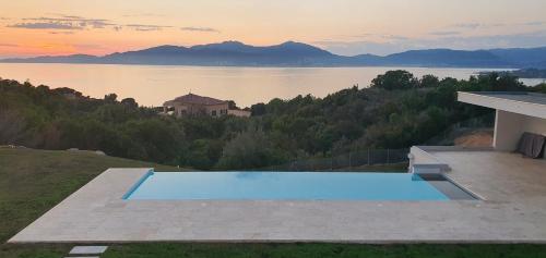 CORSE HOLISTIKA - Rez-de-jardin au calme avec vue mer et piscine magnifique - Location saisonnière - Pietrosella