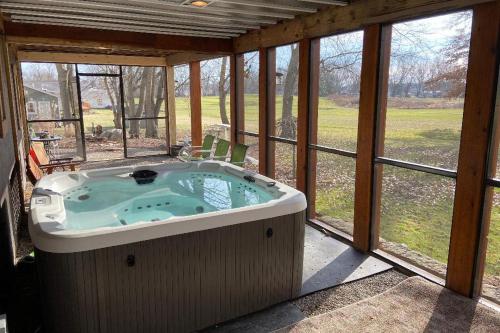 Updated Buckeye Lake Retreat with Game Room! in Thornville, USA