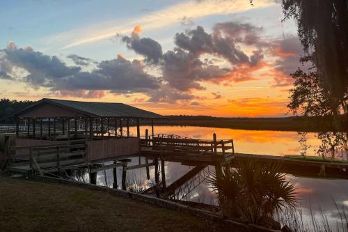 . Waterfront Colonels Island Home Shared Dock!