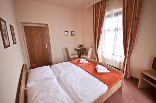 2 twin beds