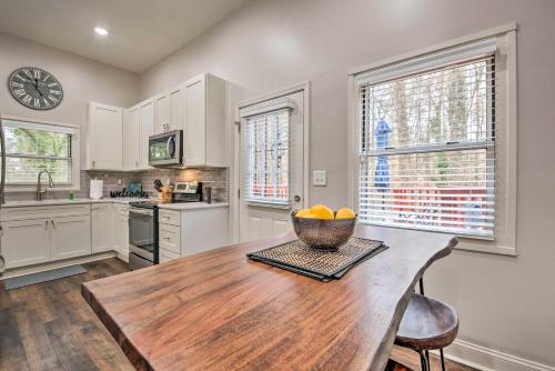Atlanta Retreat with Deck in Greenbriar Area! in Atlanta, USA