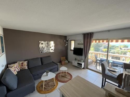 Shared lounge/TV area, Appartement face a la plage near Scarparo le Bluegreen