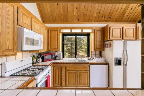 RedAwning Abner - V074 in Lake Arrowhead, USA