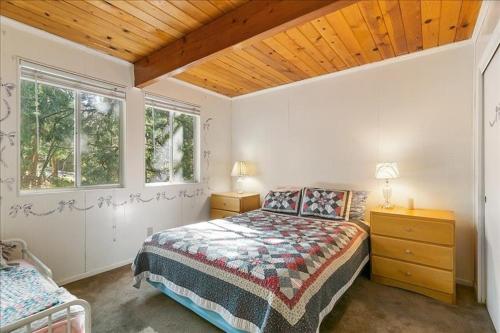 RedAwning Abner - V074 in Lake Arrowhead, USA