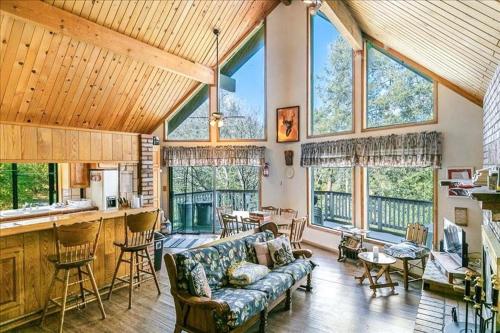 RedAwning Abner - V074 in Lake Arrowhead, USA