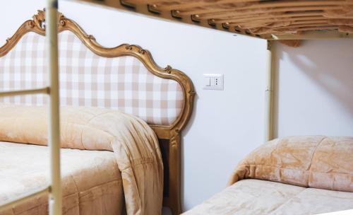 1 queen bed, 2 bunk beds