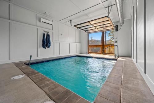 Thunderstruck Modern Mtn Chalet w pool and views that WOWs in Little Cove, USA