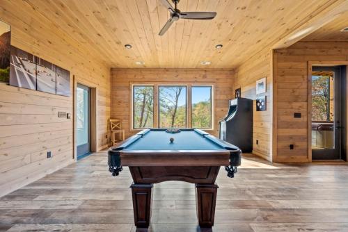 Thunderstruck Modern Mtn Chalet w pool and views that WOWs in Little Cove, USA