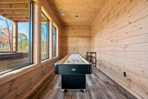 Thunderstruck Modern Mtn Chalet w pool and views that WOWs in Little Cove, USA