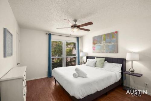 WFH in Relaxing Clarksville Townhome with Parking in Austin, USA